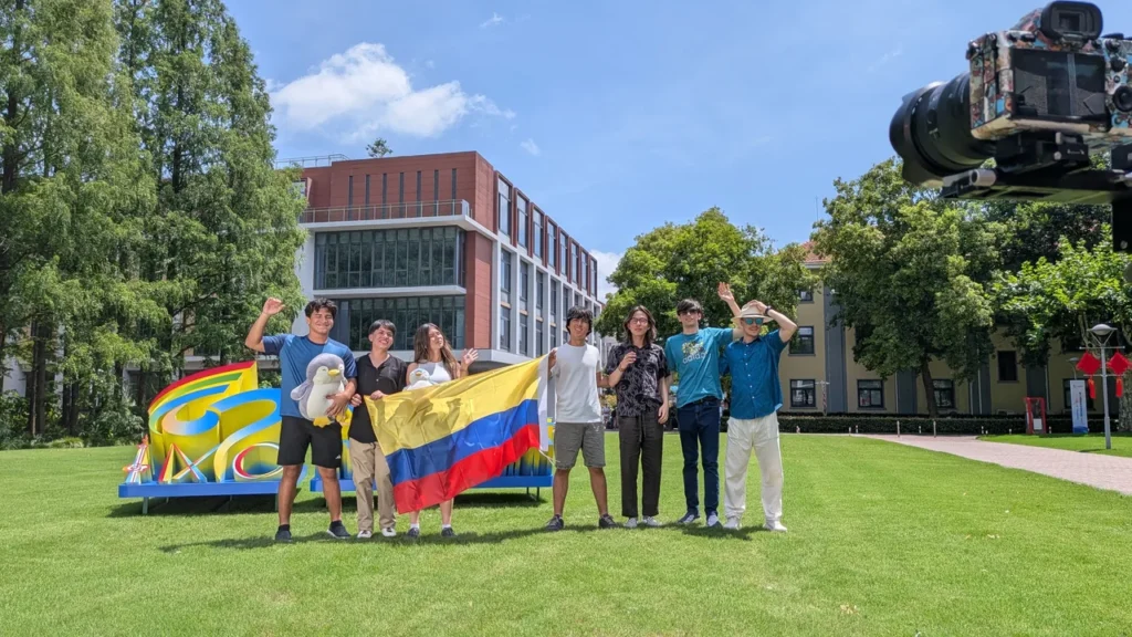 Delegación colombiana conformada por seis estudiantes durante la Olimpiada Internacional de Matemáticas IMO 2026 en Shanghái, China. Dos de sus integrantes pertenecen al Colegio Alemán de Barranquilla.