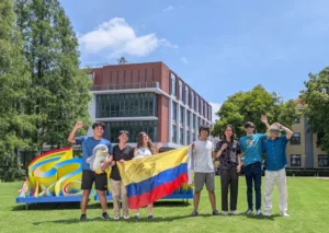 Delegación colombiana conformada por seis estudiantes durante la Olimpiada Internacional de Matemáticas IMO 2026 en Shanghái, China. Dos de sus integrantes pertenecen al Colegio Alemán de Barranquilla.
