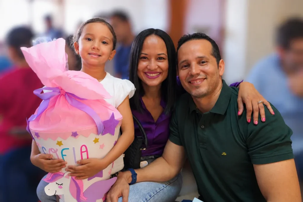 Familia compartiendo un momento de conexión en el Colegio Alemán de Barranquilla
