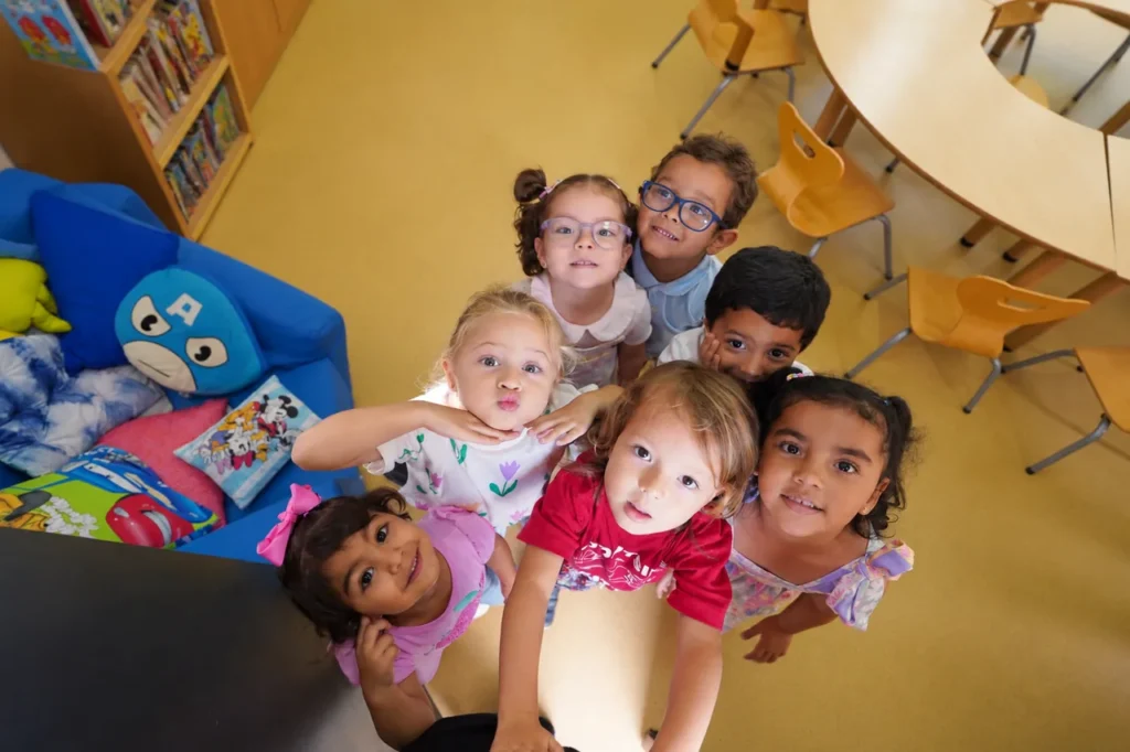 Niños del Colegio Alemán de Barranquilla compartiendo en el aula como parte de una educación bicultural.