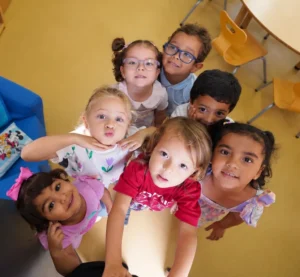 Niños del Colegio Alemán de Barranquilla compartiendo en el aula como parte de una educación bicultural.