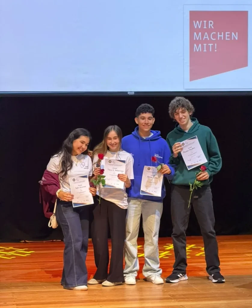 Sofía Alvarado, estudiante de K11 del Colegio Alemán de Barranquilla, recibe el reconocimiento por el segundo puesto en Jugend debattiert.