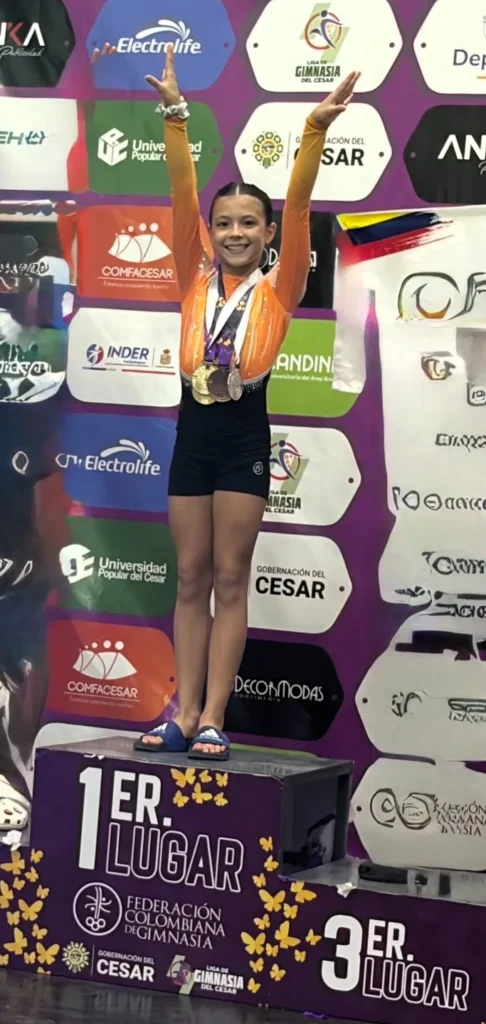 laire Goulven Capella, estudiante del Colegio Alemán de Barranquilla, celebra sus medallas en el primer lugar del podio del Campeonato Nacional de Gimnasia Artística.