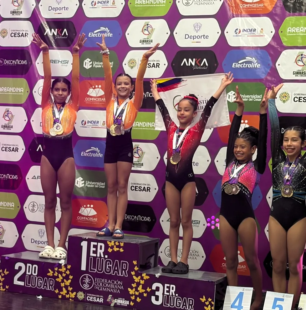 Claire Goulven Capella, estudiante del Colegio Alemán de Barranquilla, celebra con sus medallas en el primer lugar del podio del Campeonato Nacional de Gimnasia Artística en Valledupar.